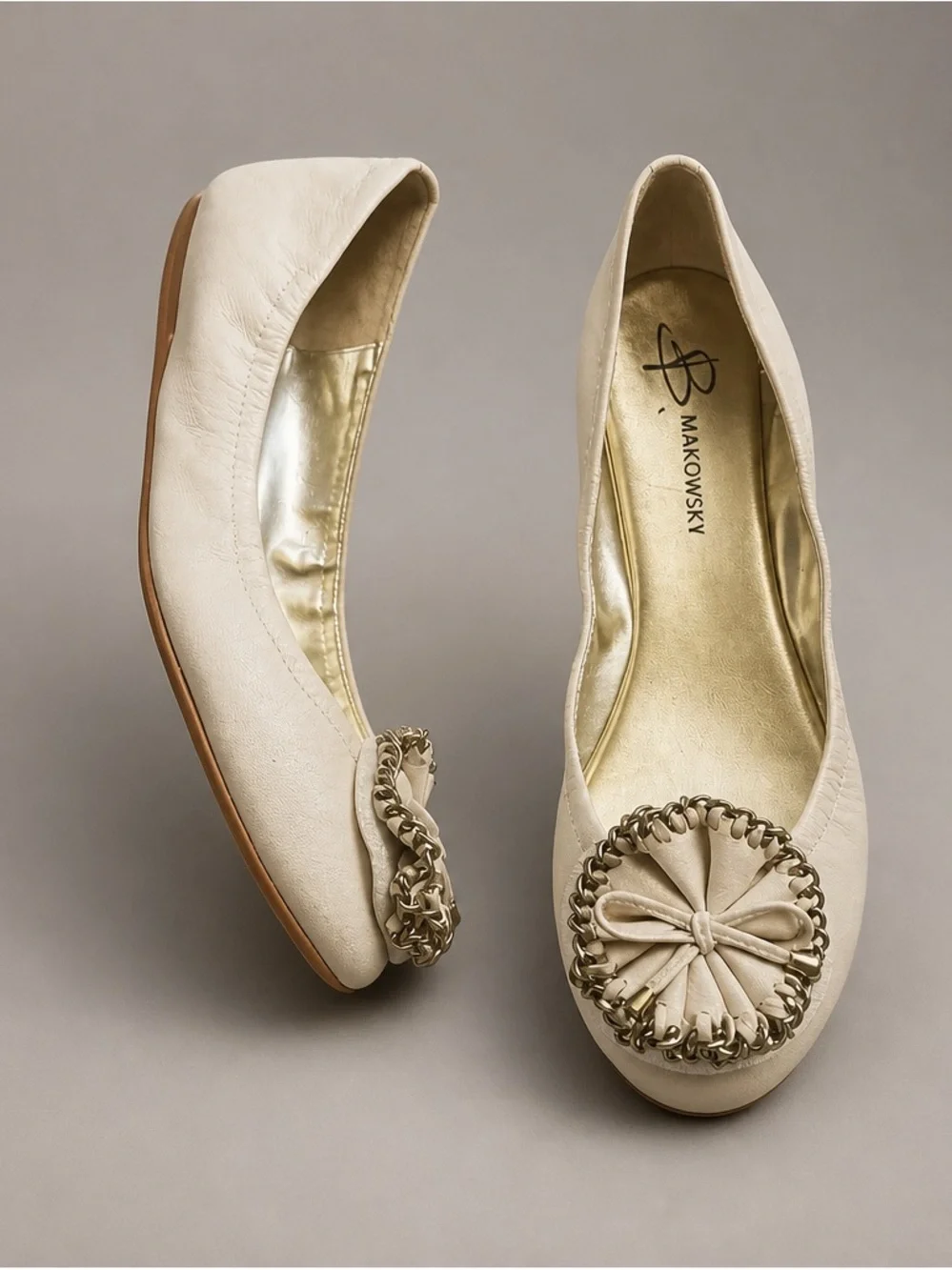 B Makowsky Cream Leather Ballet Flats with Decorative Rosette